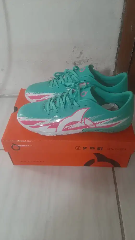 Sepatu futsal ortuseight