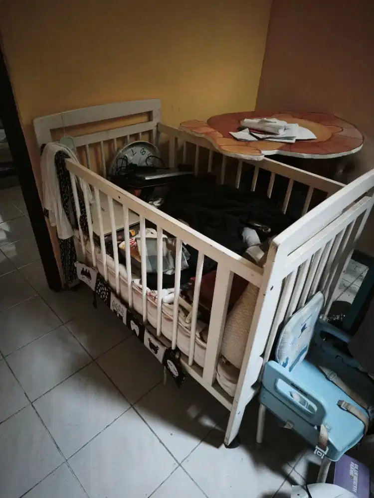 Tempat Tidur Bayi Bekas