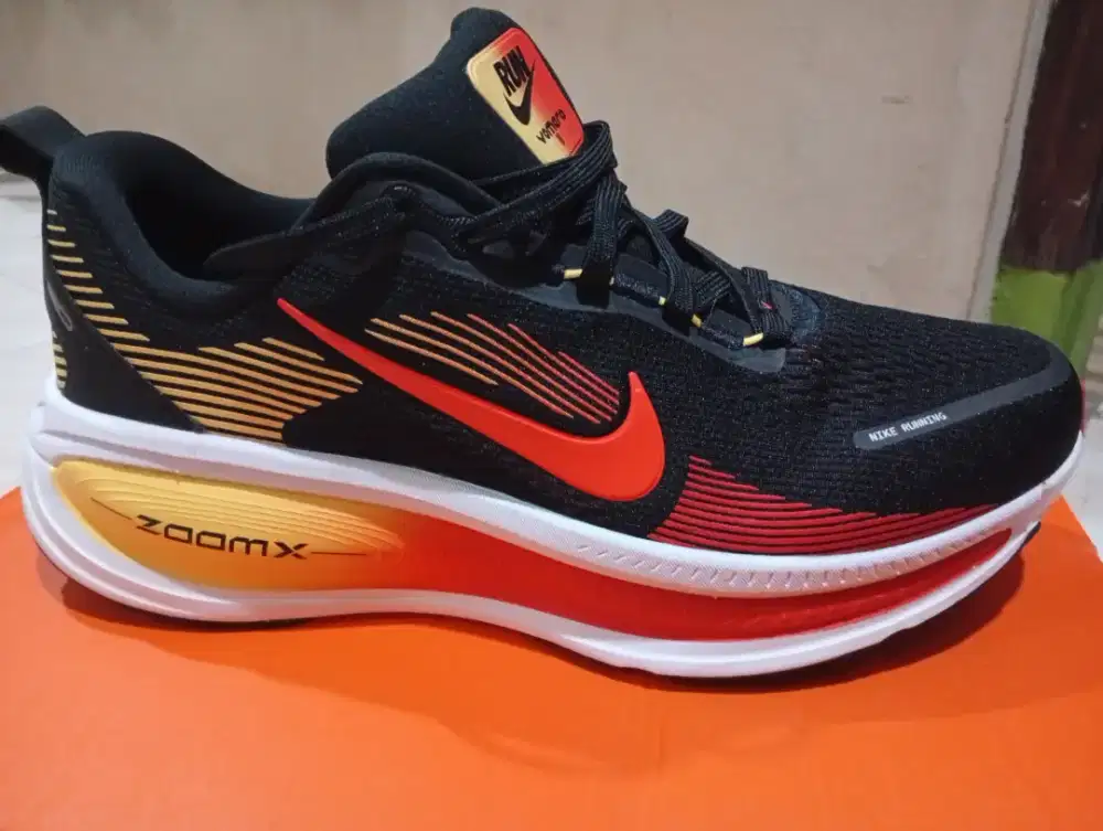 Nike Vomero 18 - Sepatu Lari