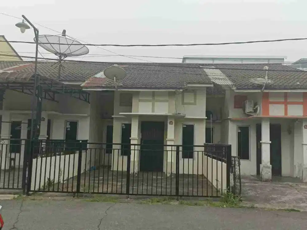 Dijual Rumah Strategis Berpagar Minimalis Siap Huni dengan Akses Jalan Mudah Dekat Kawasan Kota dan Fasilitas Umum Lainnya di Jl. Purnama 2