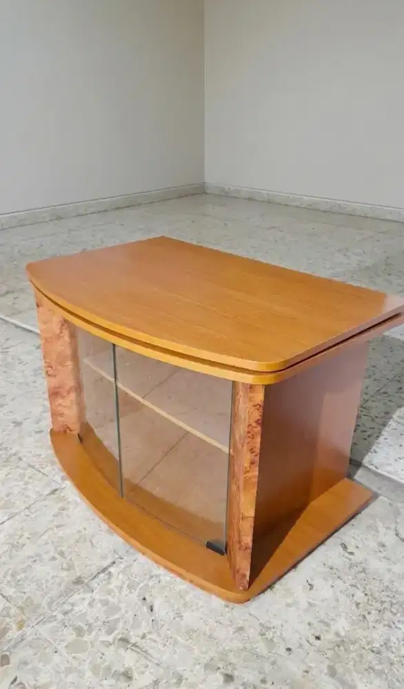 Meja / Rak TV Pintu Kaca Lengkung
