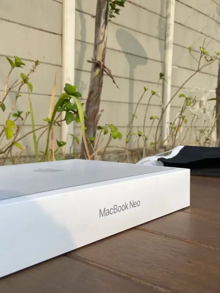 Macbook Neo 8/256 BNIB Silver Resmi