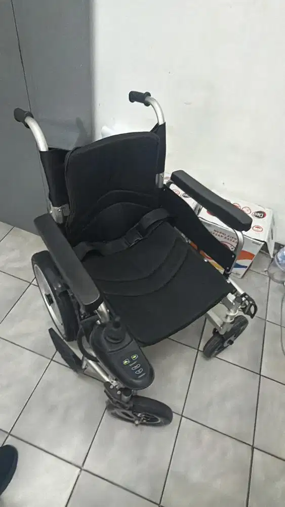 Kursi roda elektrik
