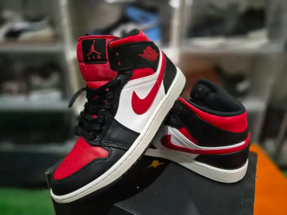 Air Jordan Mid Bred Toe