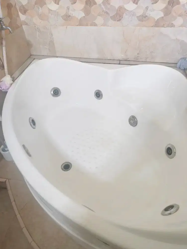 Bathub bisa jacuzzi