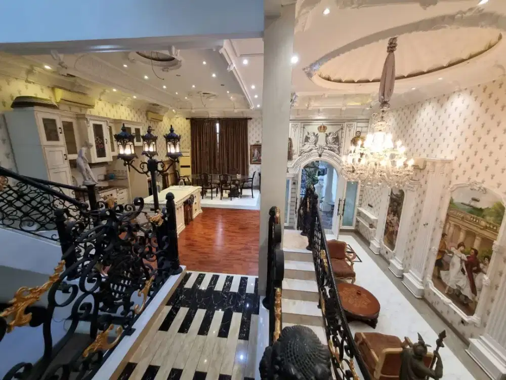 Di Jual Rumah Mewah Fully Furnished Cocok Untuk Tempat Tinggal di Tomang Jakarta Barat