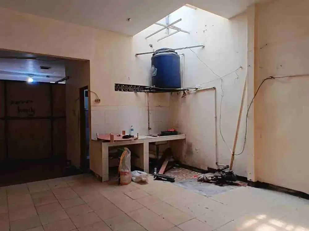 Ruang Usaha Dijual - Lokasi Strategis Pinggir Jalan Utama, Harga Dekat NJOP