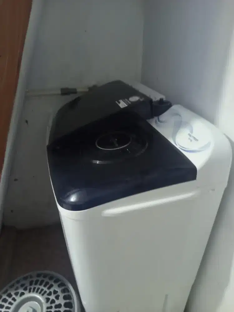 Dijual mesin cuci bekas pemakaian 5 bulan ukuran 14kg merek Polytron.