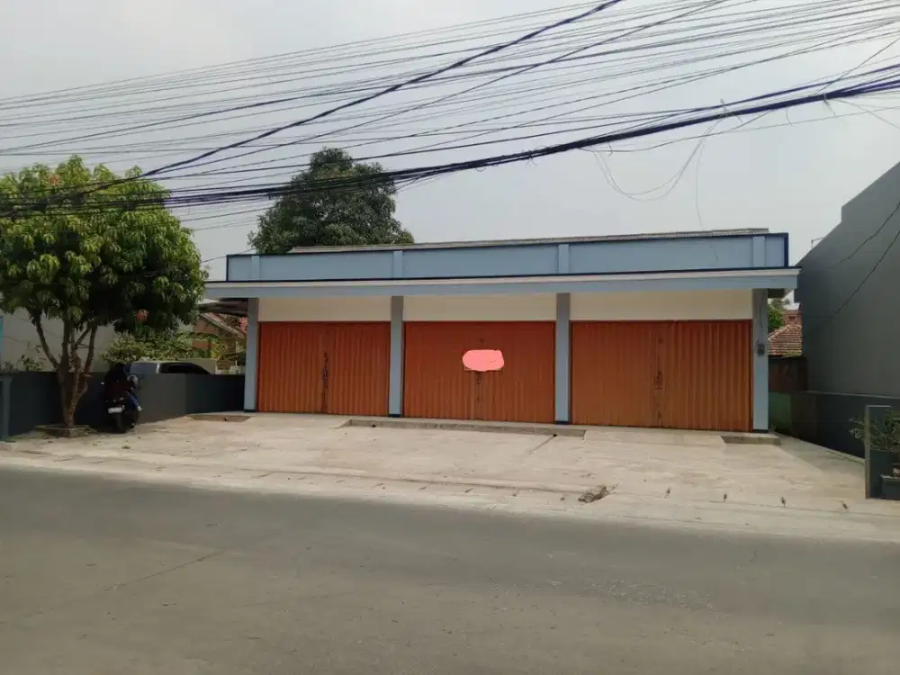 Disewakan Ruko Gandeng 3 sudah plong, dengan parkiran luas di Cikeuting Mustikajaya Bekasi