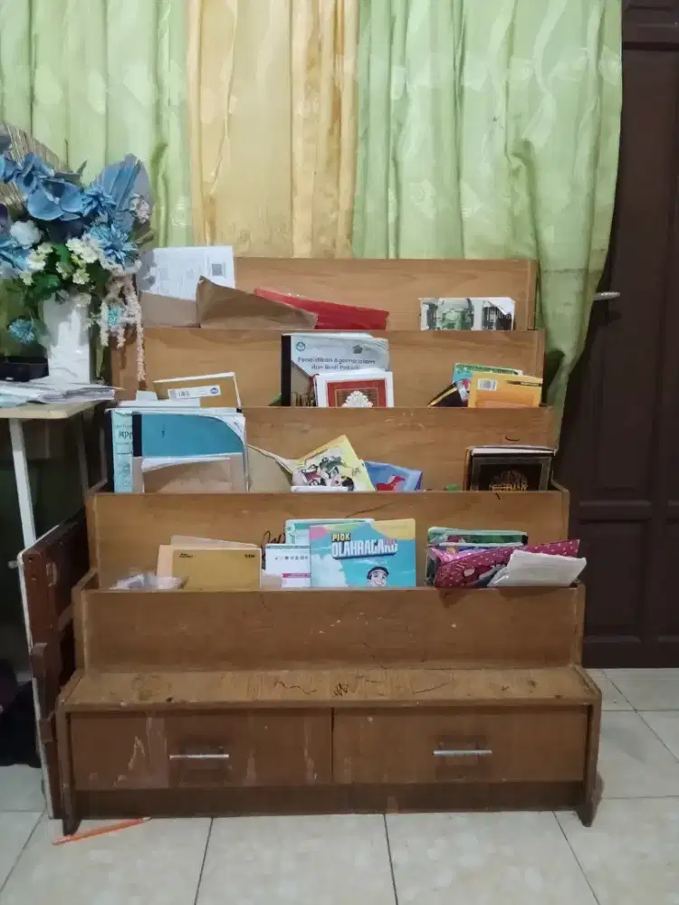 Lemari buku belajar