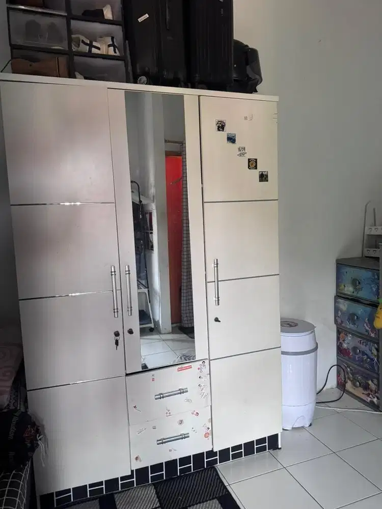 Lemari tiga pintu