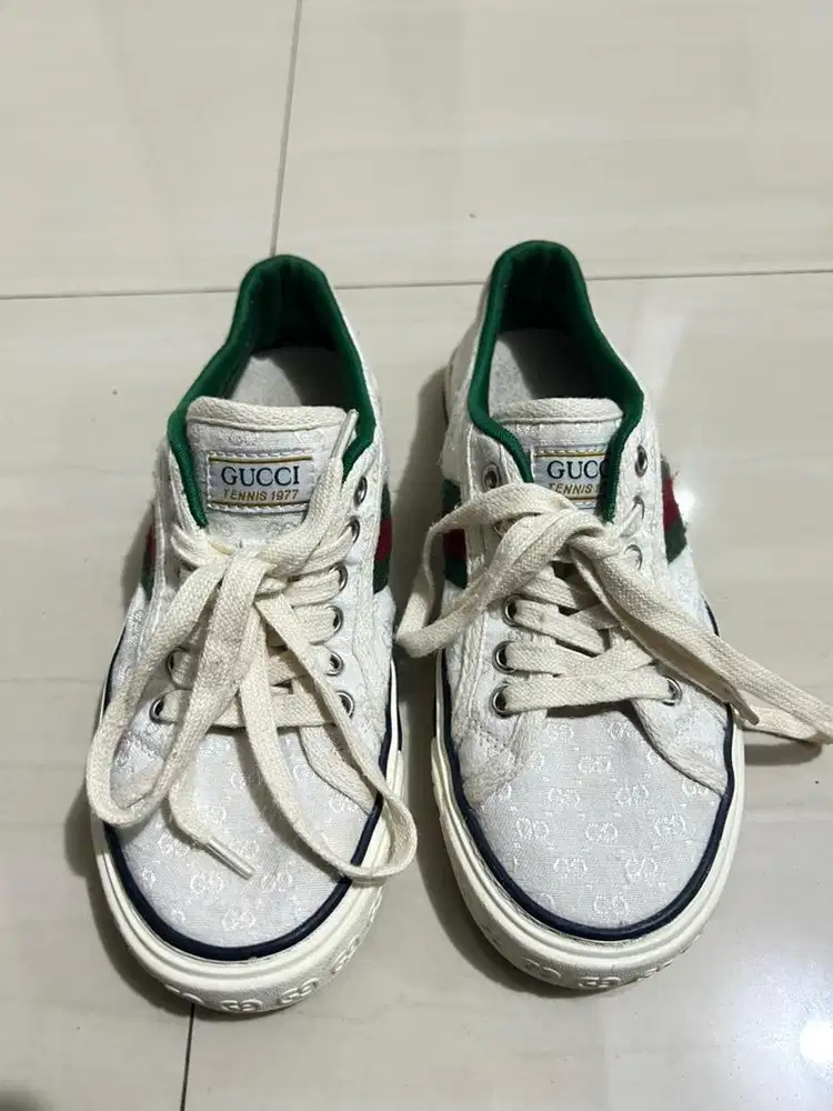 Sepatu Sneaker Putih Merk