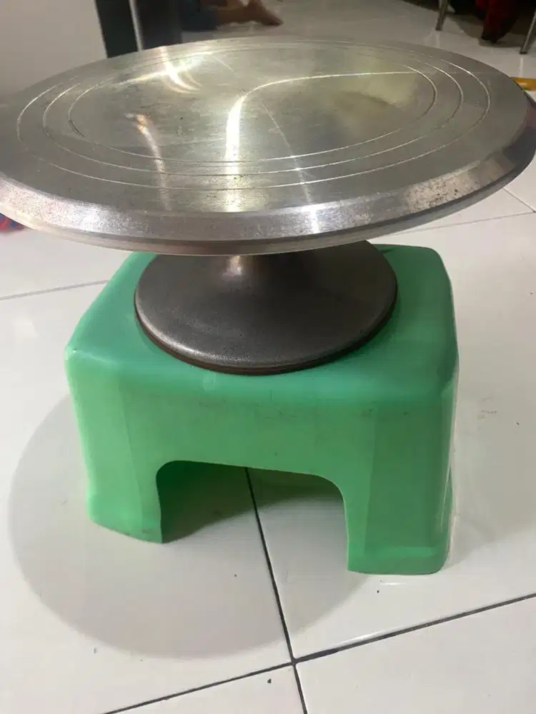 Meja putar untuk hias kue tart, dll