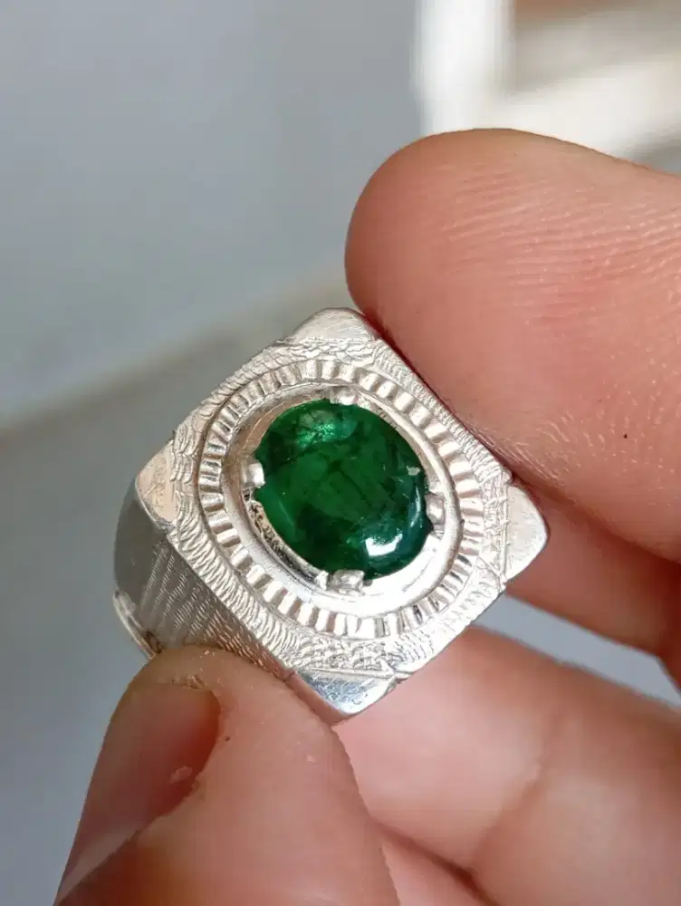 Warna favorit estimasi Vivid green zamrud emerald beryl