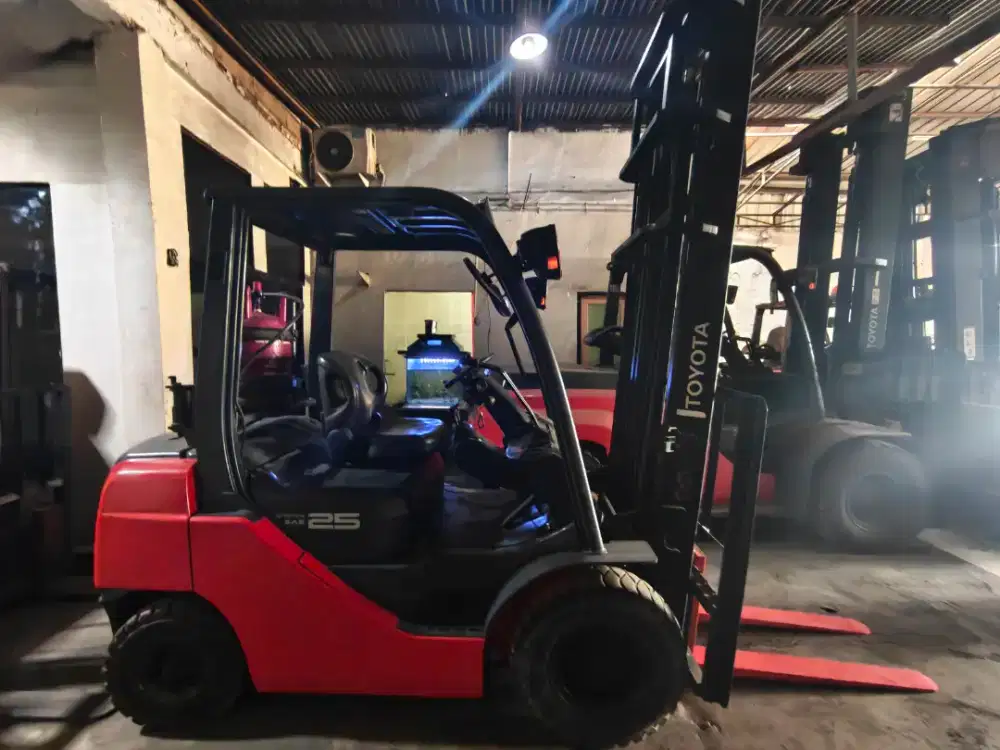 Dijual Forklift Toyota 2.5 Ton Bahan Bakar Gas (LPG) SIAP KERJA!!!