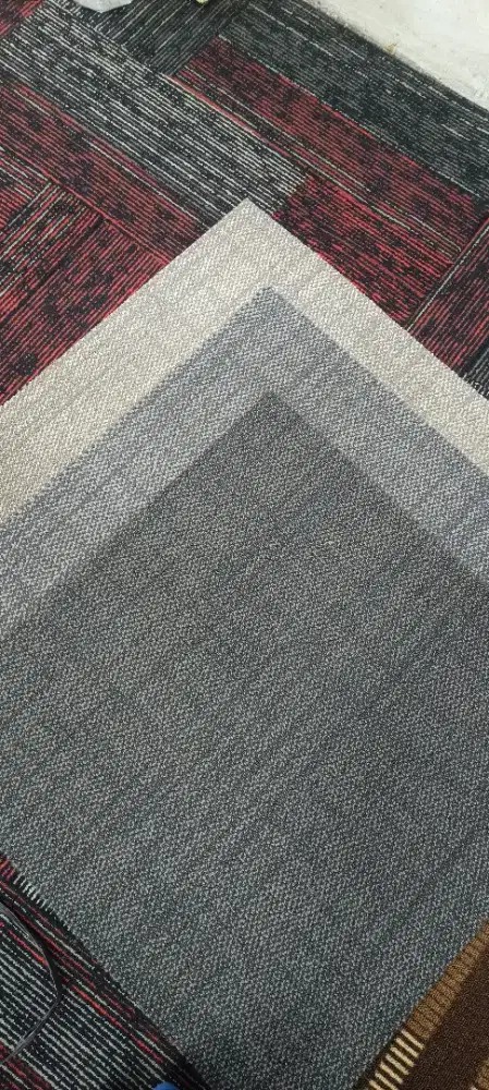 Karpet kantor abu-abu dan hitam