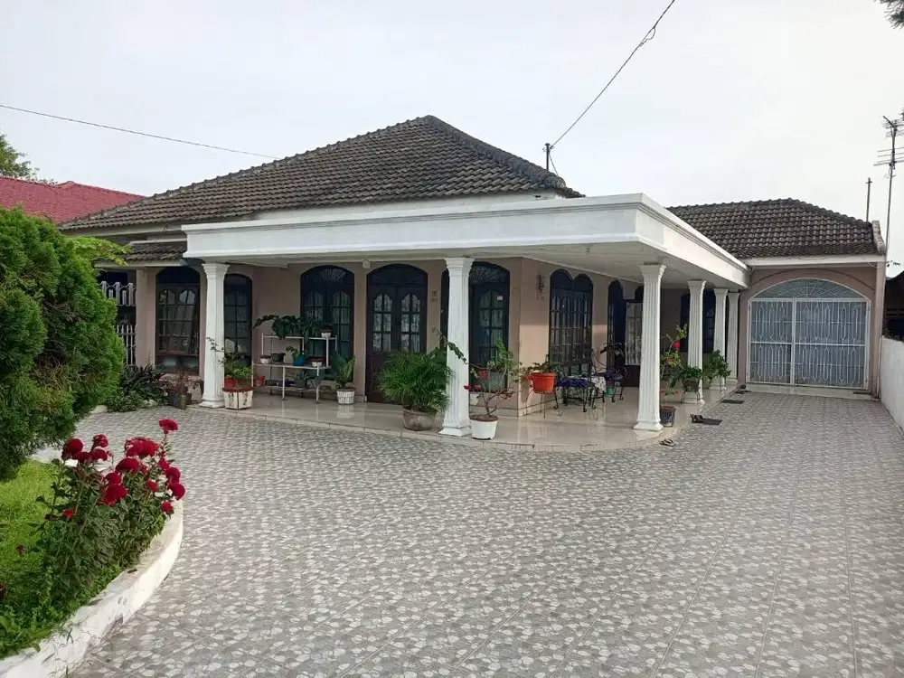 Dijual Tanah & Bangunan lokasi strategis (LT : 1.000 m2, LB : 410 m2)