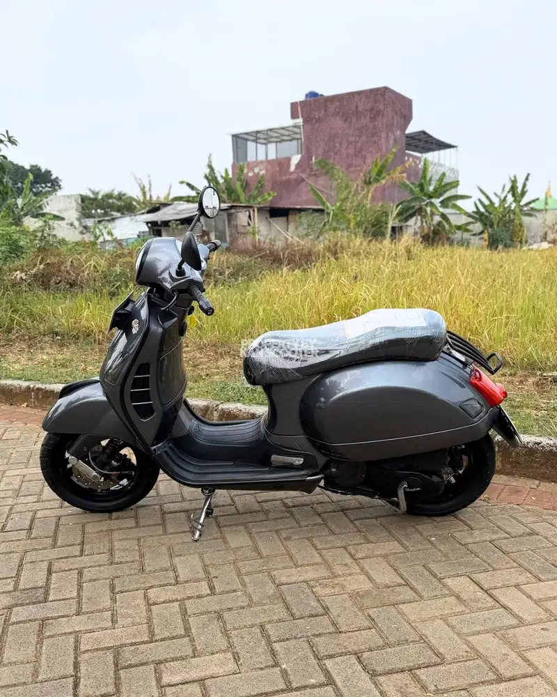 JUAL MURAH VESPA GTS 150 3V 2015 MULUS