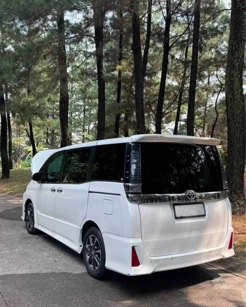 Toyota Voxy 2.0 AT 2018