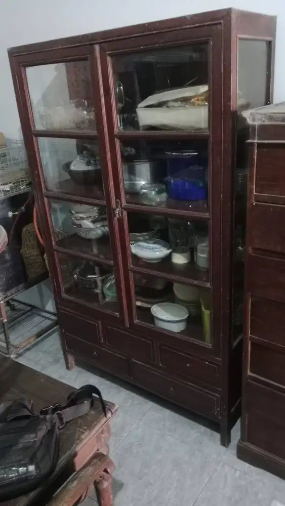 Lemari pajangan
