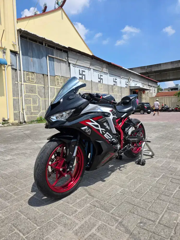 Kawasaki ZX25R ABS QS Hitam Chasis Merah 2021