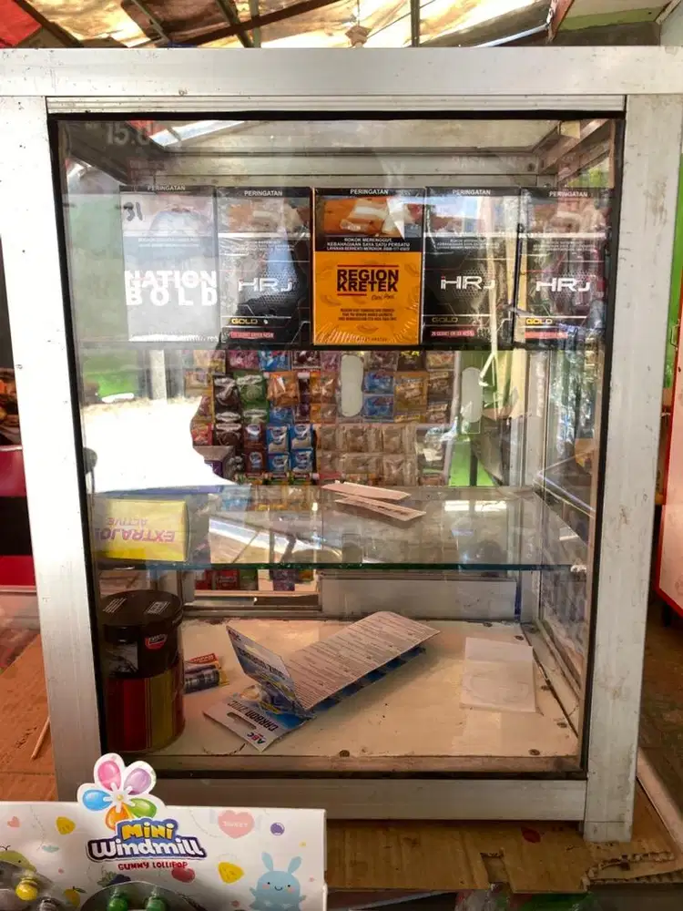 Etalase kaca buat pajangan rokok