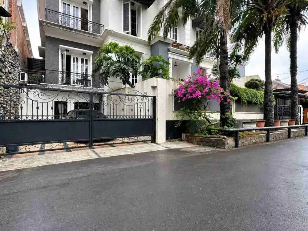 FOR SALE — 2 IN 1 LUXURY TWIN HOUSES

CEMPAKA PUTIH, CENTRAL JAKARTA
 A Rare Family Residence in the Heart of Jakarta