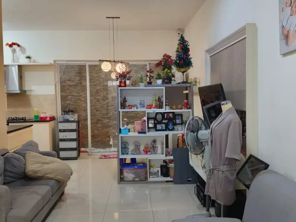 DIJUAL RUMAH BAGUS FULL RENOVASI HADAP TENGGARA HARGA MURAH DI TAMAN SURYA 5