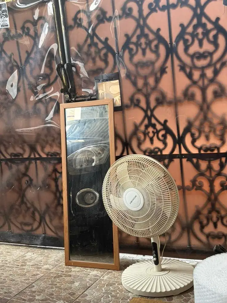 Kipas angin mitochiba dan kaca dinding