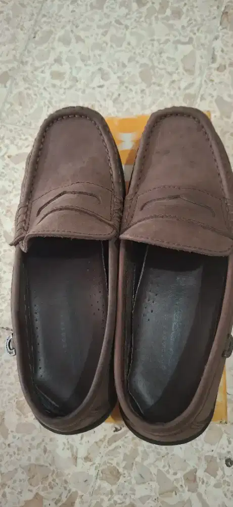 Sepatu sandal pria