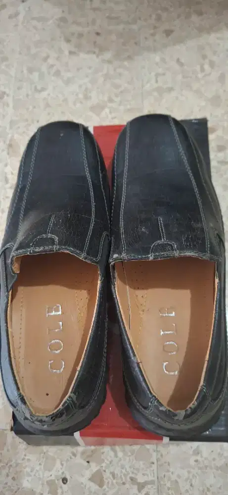 Sepatu pria dewasa