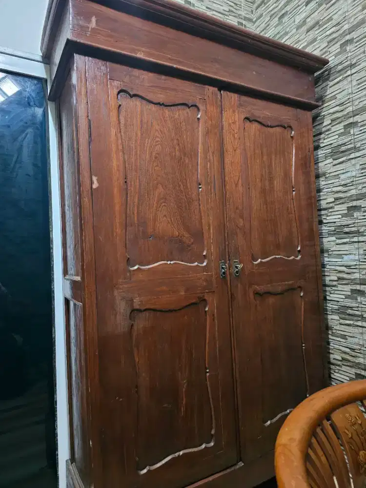 Lemari Jati, bupet Jati asli dan 1 set kursi asli.