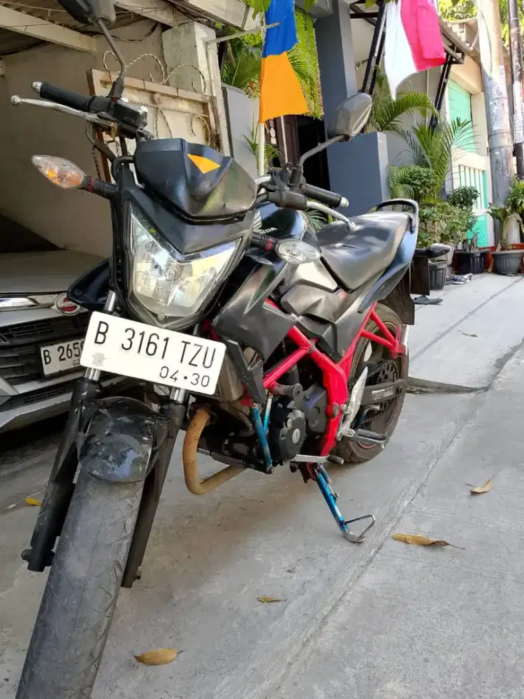 Honda cb 150 r street fighter 2014