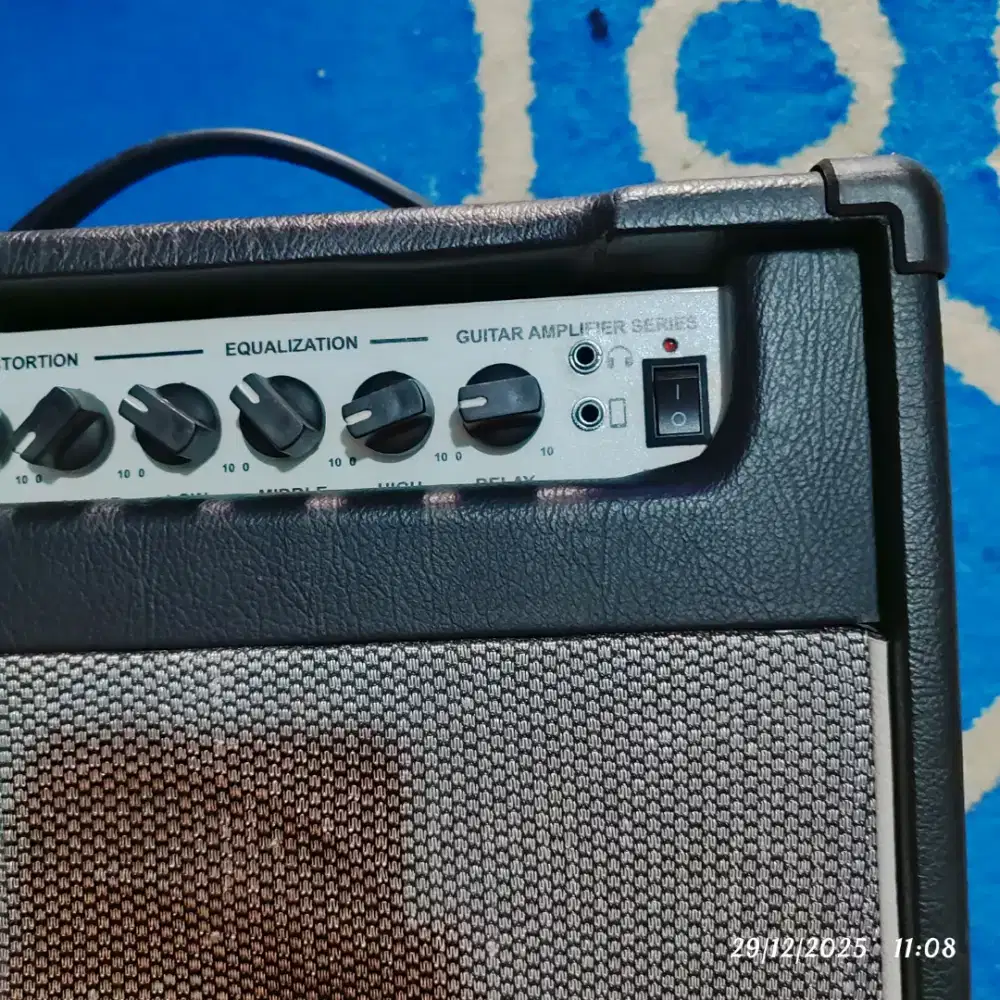 Ampli gitar primer sudah ada distorsi dan delay nya
