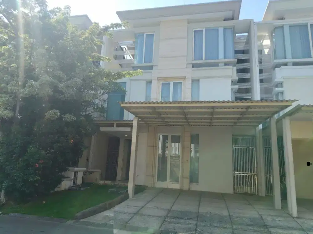 3 Lantai Rumah Lariz Embassy Ciamik Semi Furnish