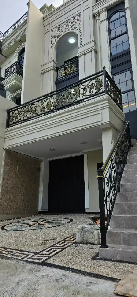 Disewakan Rumah Pinggir Jalan Raya