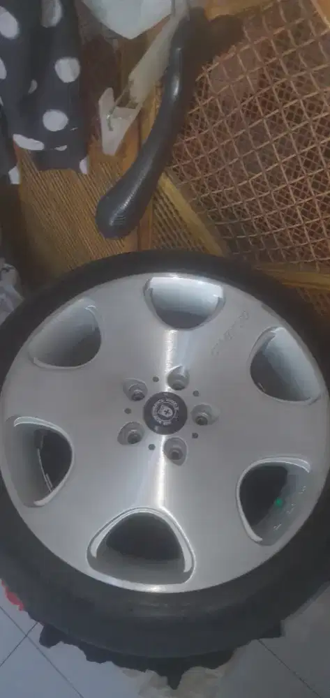 Velg ring 18 lobang 5 x 14.3 sama ban nya 235/40