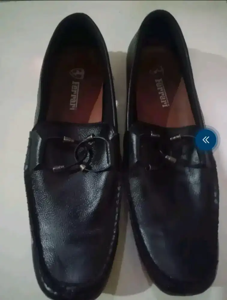 sepatu hitam pria no 42 merk ferrari