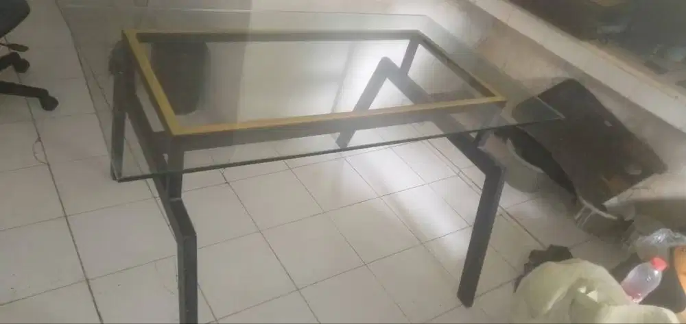 Meja Makan Kaca.