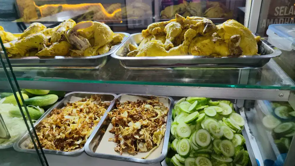 Karyawan Kedai Ayam Kremes di Kantin