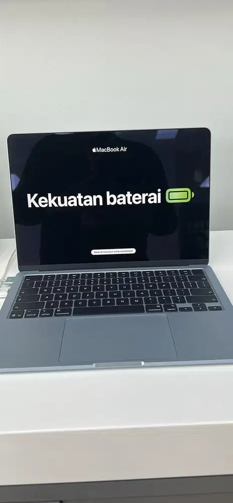 MacBook Air (13,6 inci) 16/512gb bisa melayani credit