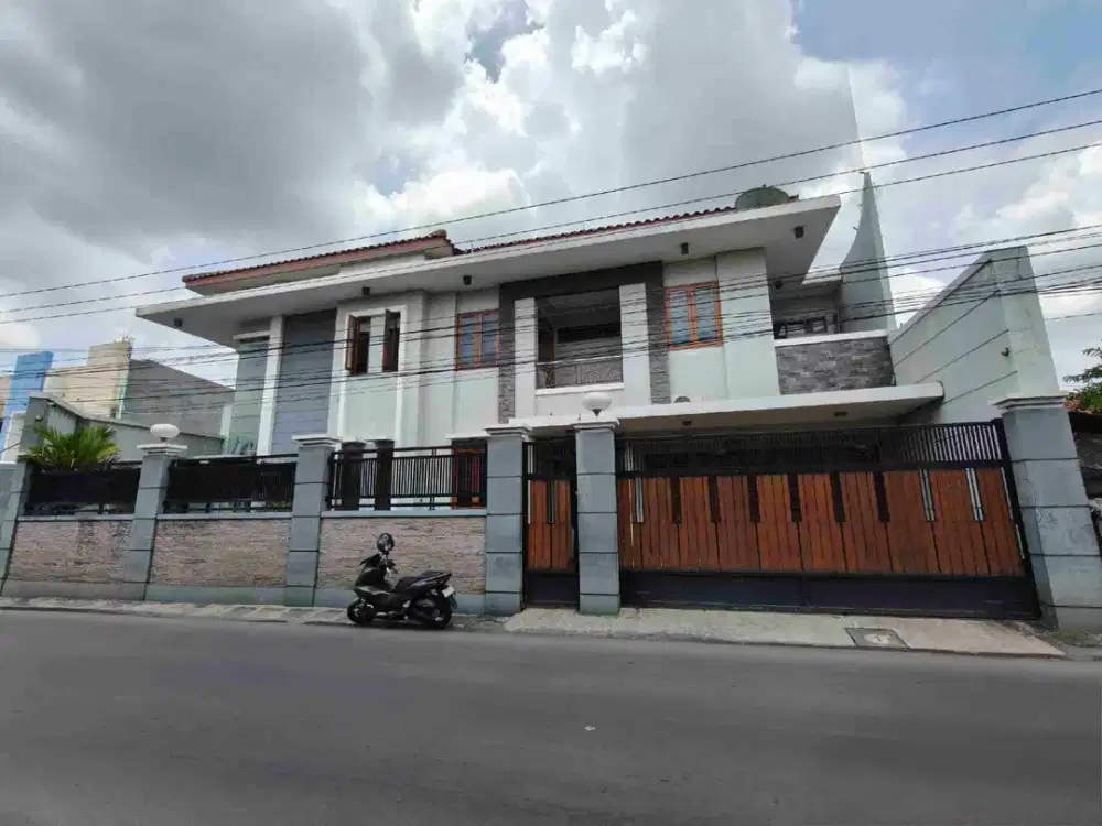 rumah mewah di pinggir jalan utama perbatasan solo colomadu