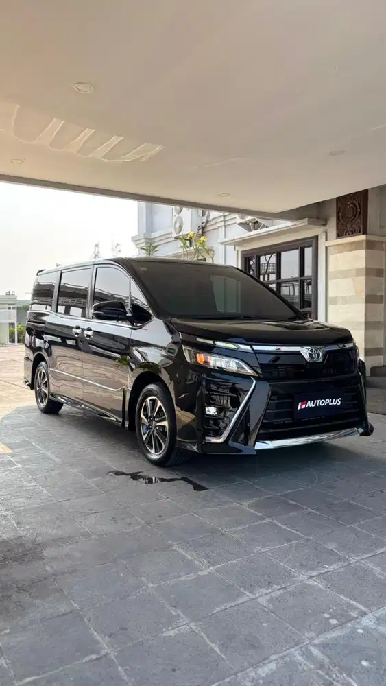 km 42rb Toyota Voxy 2.0 A/T 2018