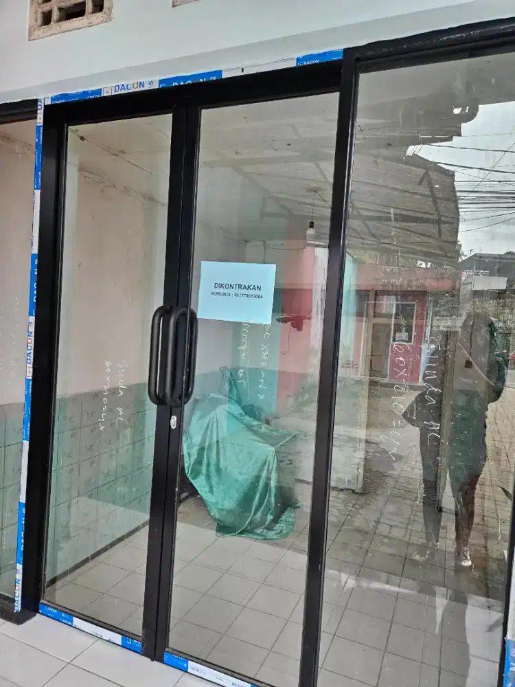 Sewa pinggir jalan Utama jalur Ciawi -sukabumi parkiran luas 8 mobil