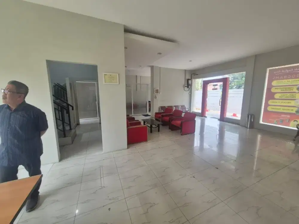 Ruko Ex Kampus Pinggir Jalan Besar, Harga 130juta per Tahun dekat Stasiun Bekasi