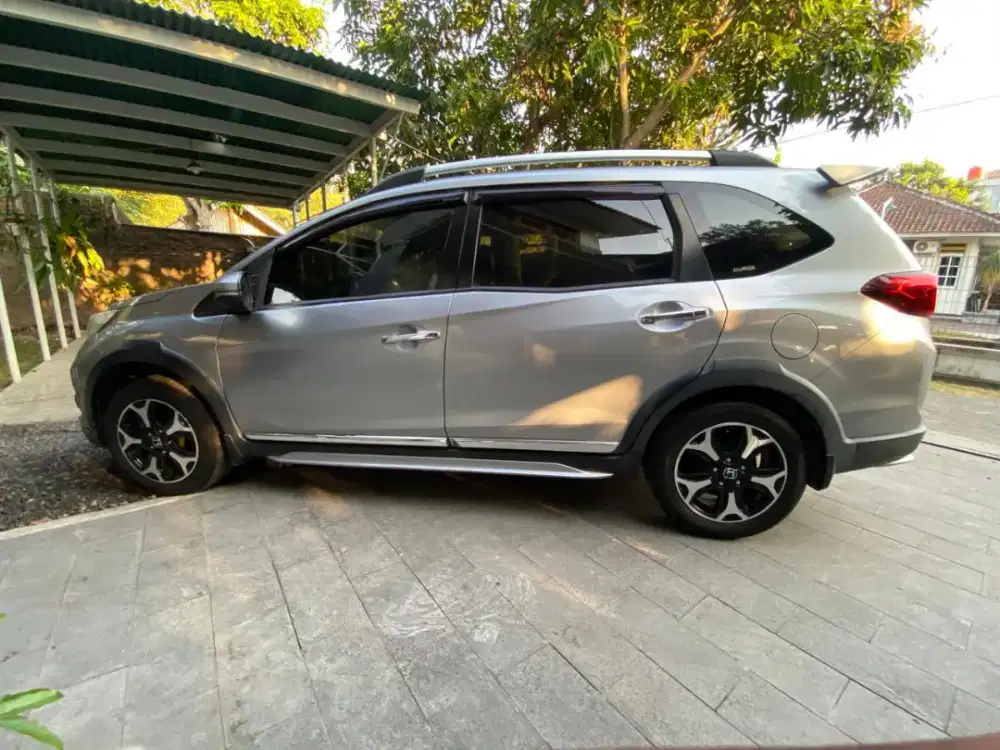 Pemilik. Dijual Honda BRV 2016. Sehat dan dirawat.