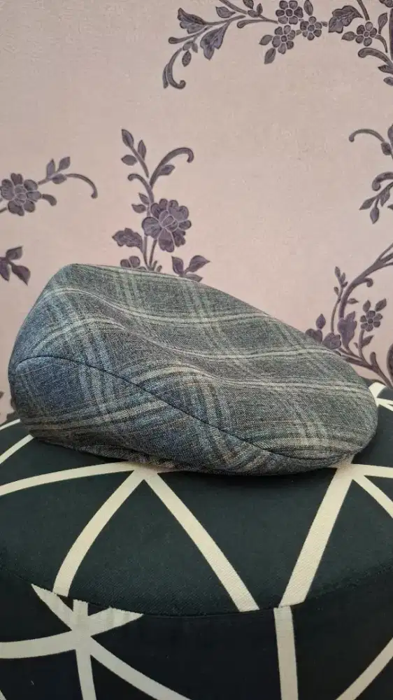 Topi flat hat seniman
