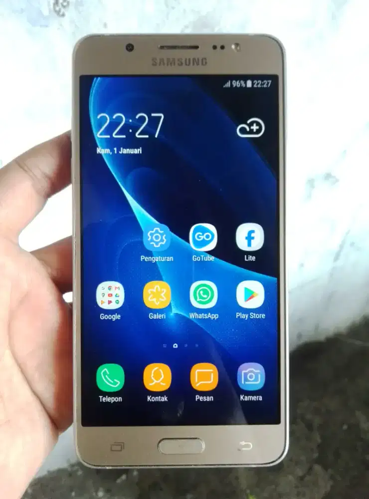 Samsung galaxy J5 2016 2/16 layar 5.2 inchi amoled