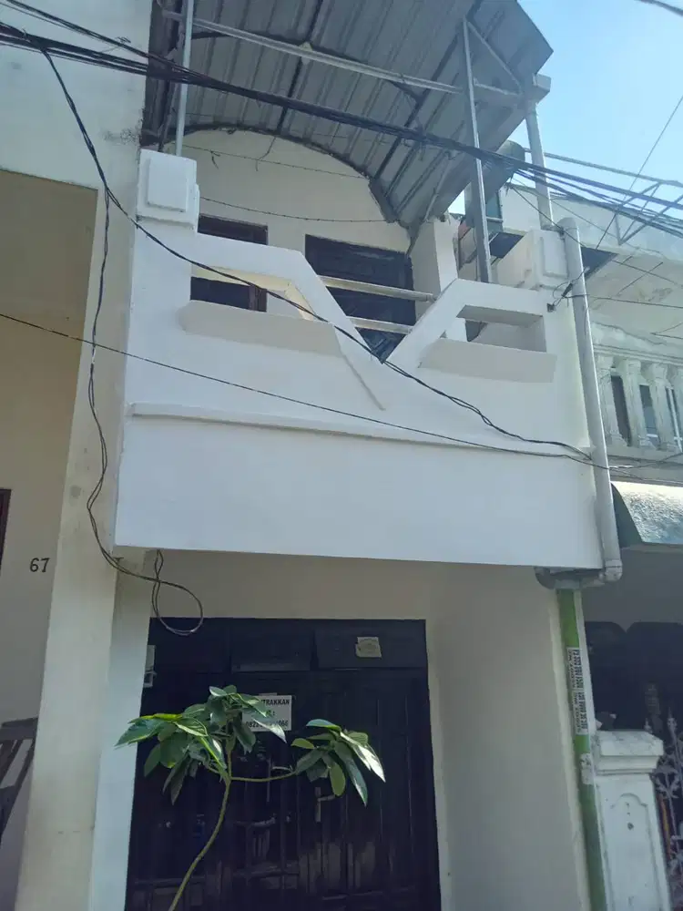 Dikontrakkan rumah 2lantai di surabaya pusat dekat dg tp dan bg juncti