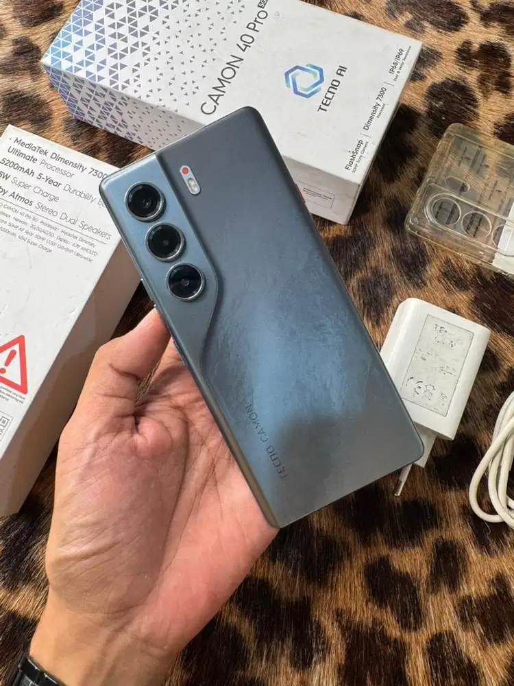 Techno Camon 40 Pro 5G 12/256GB Resmi (Gray)